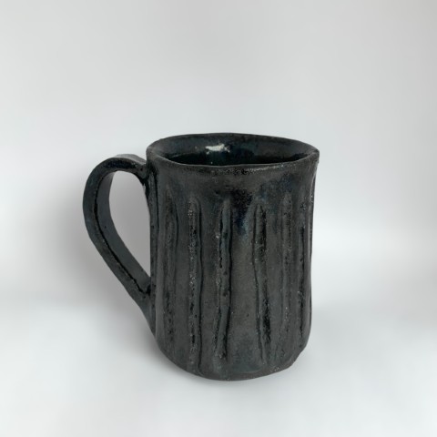 Taza pasta negra líneas. Esmalte azul océano